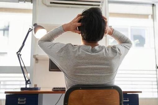 Japanese male businessman in plain clothes having troubles at home work, work at home, telework, trouble, JPG