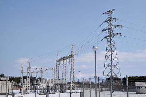 雪国の屋外変電設備の写真