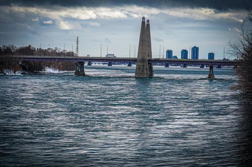 モントリオールの現代橋 モントリオールの現代橋 橋,車,川の写真素材