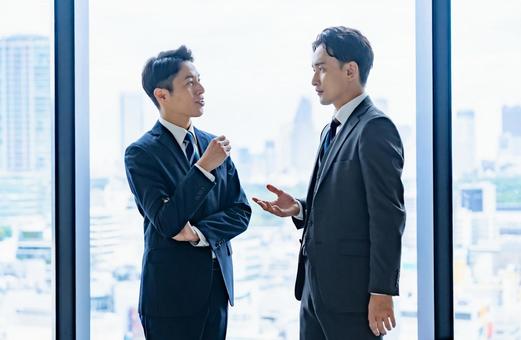 話をするミドル世代のビジネスマン 話をするミドル世代のビジネスマン ミーティング,交渉,リーダーの写真素材