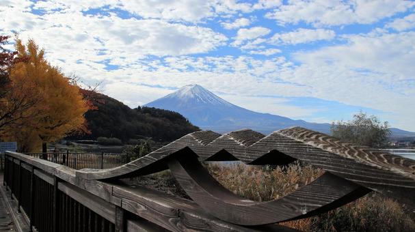 河口湖畔遊歩道から眺める11月朝の富士山 富士山,秋,朝の写真素材