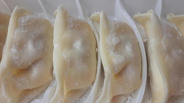 パックに入った生餃子 パックに入った生餃子の写真