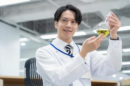 実験をする白衣の若い男性研究者 実験をする白衣の若い男性研究者 研究,実験,サイエンスの写真素材