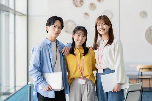 オフィスで働く若いビジネスパーソン オフィスで働く若いビジネスパーソン ビジネス,ビジネスウーマン,キャリアウーマンの写真素材