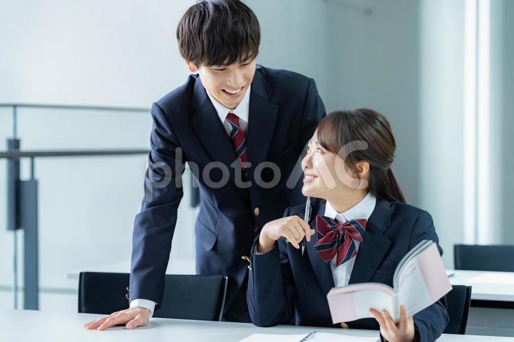 教室で自習する学生 高校生,笑顔,学生の写真素材