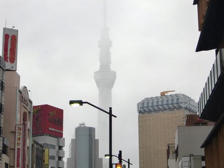 かすむスカイツリー-1 東京スカイツリー,霧,かすむの写真素材