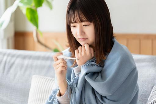 熱を測る体調不良の女性 女性,風邪,熱の写真素材