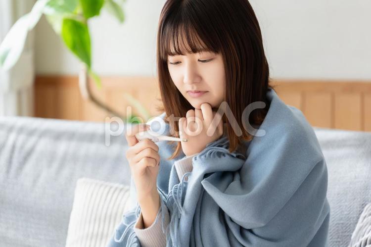 熱を測る体調不良の女性 女性,風邪,熱の写真素材