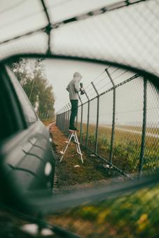 写真撮影をする少年 写真撮影をする少年の写真