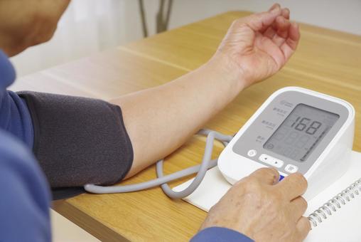 家庭用血圧計で血圧を測定する人の手元 血圧,血圧計,測定の写真素材