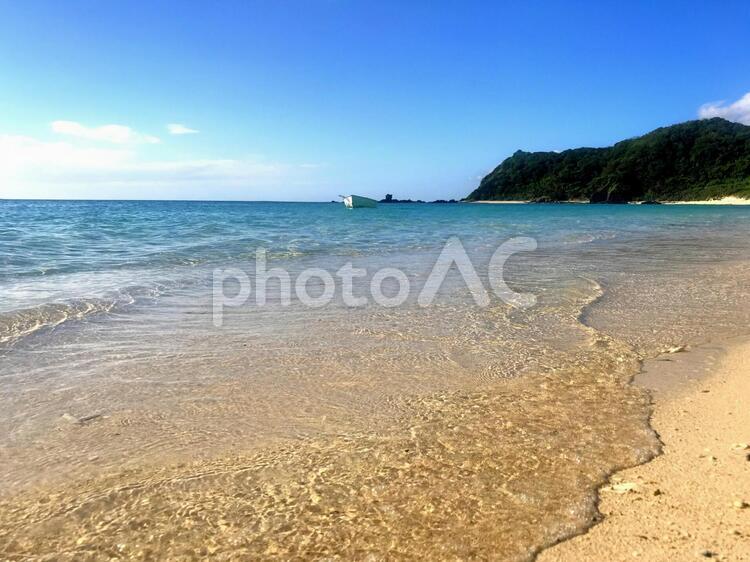 透き通るような波が打ち寄せる南島の渚 風景,浜辺,夏の写真素材
