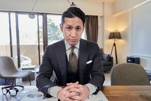 A businessman talking over a monitor, hombre de negocios, hombre, latín, JPG