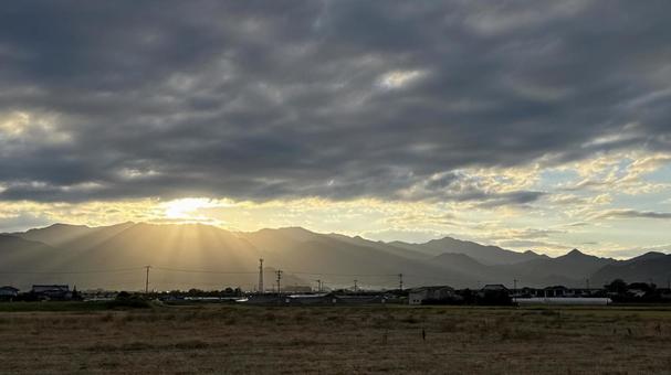 車窓から見た幻想的な夕景 夕景,天使のはしご,薄明光線の写真素材