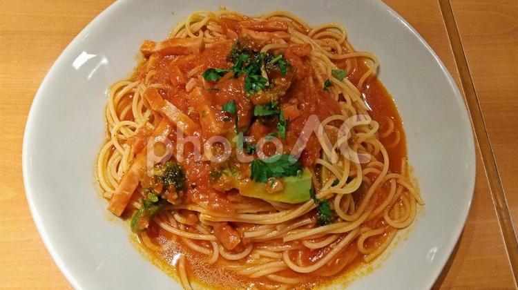 ベーコンとブロッコリーのパスタ トマトソースパスタ,パスタ,イタリアンの写真素材