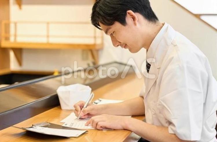 集計作業をする和食の料理人 料理人,経営,集計の写真素材