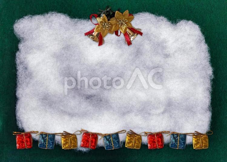 ベルとプレゼント01緑-ヨコ クリスマス,冬,フェルトの写真素材