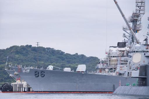 横須賀港に停泊している船 横須賀港,船,最先端の写真素材