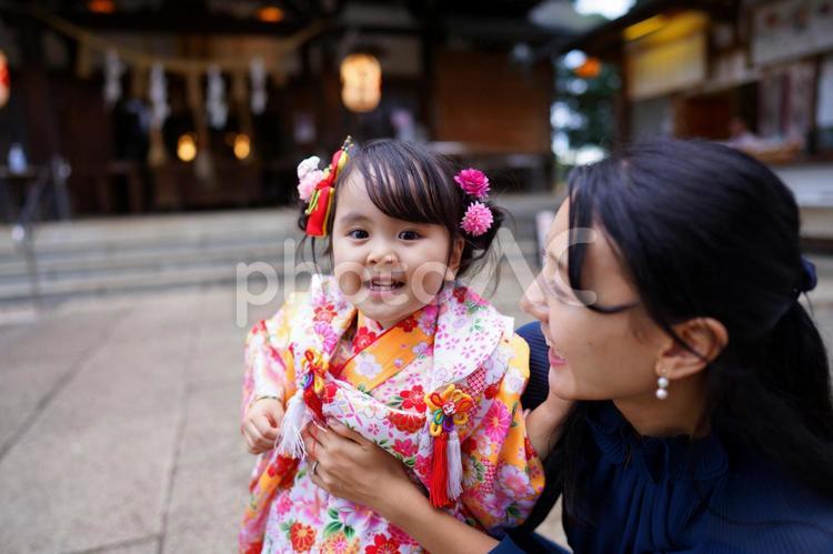晴れ着の少女と母親 七五三,お参り,七五三参りの写真素材