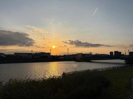 川辺の黄昏時 川辺の黄昏時 川,河川,夕景の写真素材