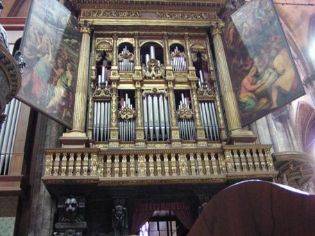 ミラノのドゥオーモ内部 ミラノのドゥオーモ内部 ヨーロッパ,イタリア,ミラノの写真素材