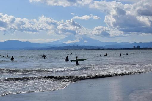 富士山とサーファー 富士山とサーファー 湘南,海,鵠沼海岸の写真素材