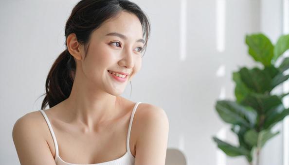 自宅でお化粧をする女性 自宅でお化粧をする女性の写真