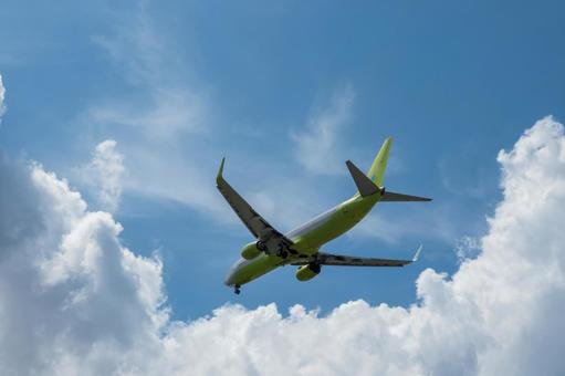 福岡空港、夏の陽射しの下で着陸 福岡空港、夏の陽射しの下で着陸 飛行機,航空機,旅客機の写真素材