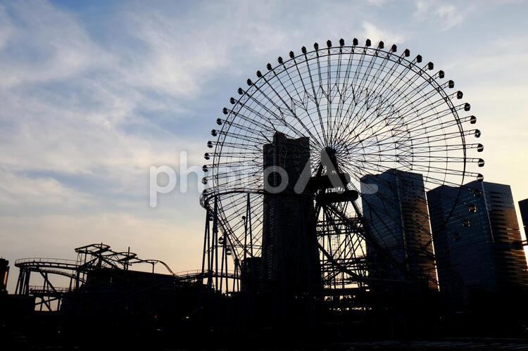 遊園地のシルエット風景 遊園地,ジェットコースター,観覧車の写真素材