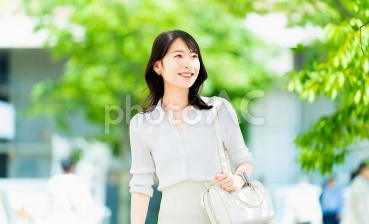 屋外を歩く笑顔の女性・ビジネスウーマン 女性,歩く,夏の写真素材