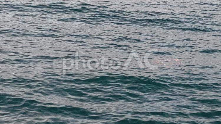 海の水面（ひき） 海,波,海面の写真素材