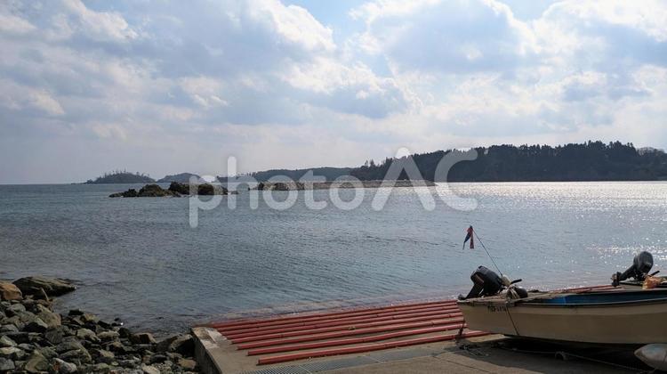 大島から見る海(気仙沼市) 海,島,船の写真素材
