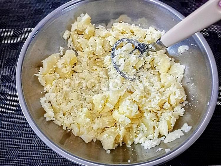 じゃがいもをマッシャーでつぶす じゃがいも,イモ類,でんぷんの写真素材