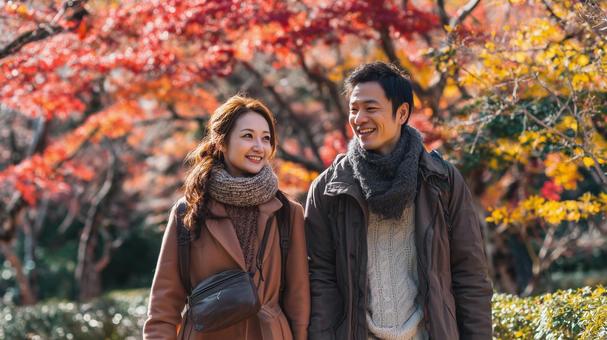 紅葉デートを楽しむカップル 紅葉デートを楽しむカップルの写真