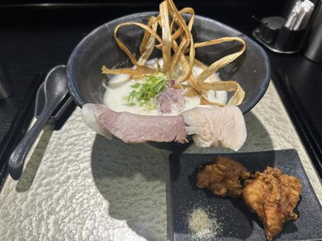 鶏白湯ラーメンと唐揚げ 鶏白湯,ラーメン,煮干しの写真素材