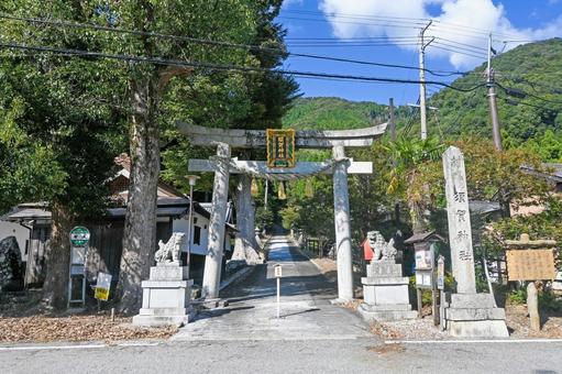 滋賀・長浜市 菅浦 須賀神社 鳥居・参道 滋賀・長浜市 菅浦 須賀神社 鳥居・参道 須賀神社,淳仁天皇,菅浦の写真素材