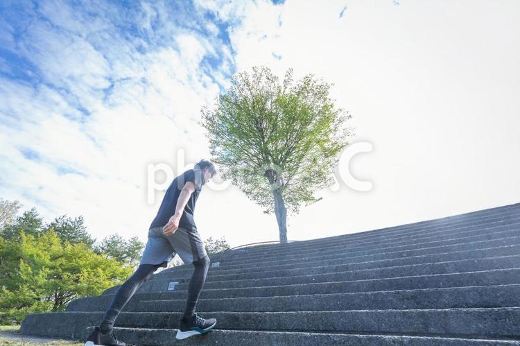 階段で筋トレする男性 筋トレ,階段,ランニングの写真素材
