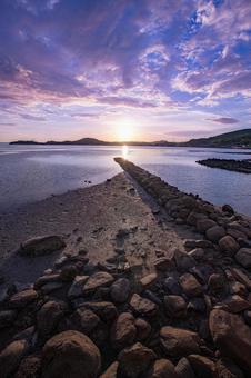 海岸沿いから眺める夕暮れ 海岸沿いから眺める夕暮れの写真