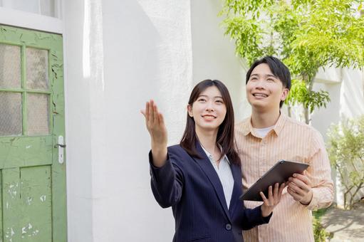 家を案内をする不動産営業 家を案内をする不動産営業 不動産,内見,見学の写真素材