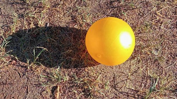 黄色いボールと影(影左) 黄色いボールと影(影左)の写真