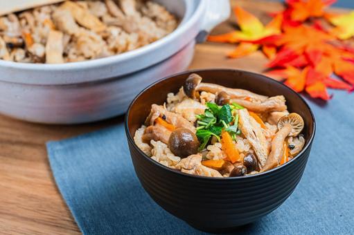 土鍋で炊いたきのこの炊き込みご飯 土鍋で炊いたきのこの炊き込みご飯 炊き込みご飯,土鍋,黒い器の写真素材