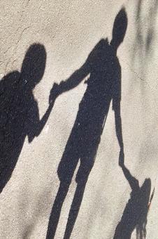 手をつないだ三人親子の影 父親と子供 手をつないだ三人親子の影 父親と子供 親子,家族,影の写真素材