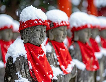 雪をかぶった地蔵 雪をかぶった地蔵の写真