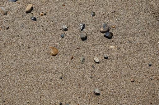 小石の落ちている砂浜 小石の落ちている砂浜の写真