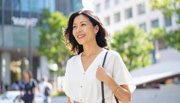 50代 60代 女性 50代 60代 女性の写真