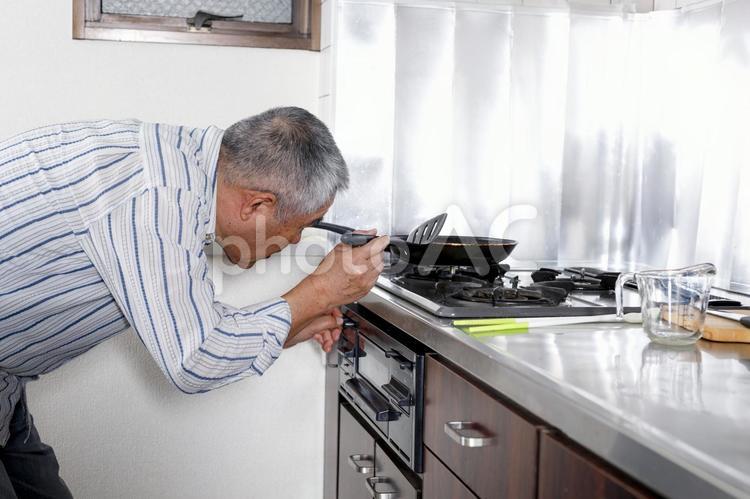 料理をするシニア男性 高齢者,男性,日本人の写真素材