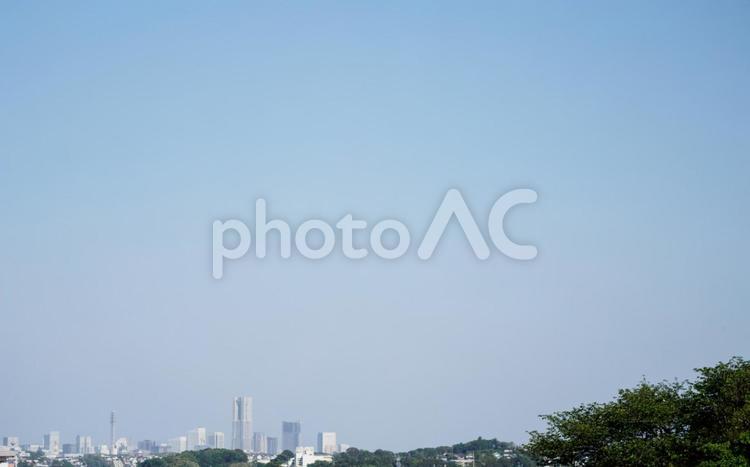 霞んで見えるみなとみらい方面 横浜,空,みなとみらいの写真素材