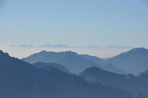 剱岳山頂から見た南アルプス 剱岳山頂から見た南アルプス 南アルプス,剱岳,山頂の写真素材