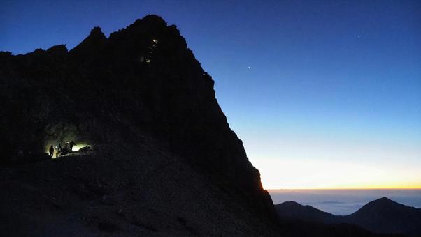 夜明け前の槍ヶ岳 夜明け前の槍ヶ岳の写真