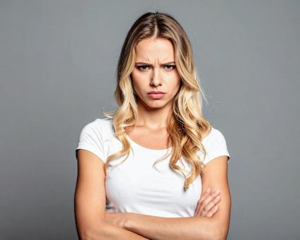 怒っている女性の写真