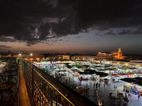 モロッコのマラケシュのフナ広場の夜景 フナ広場,ジャマ・エル・フナ広場,マラケシュの写真素材
